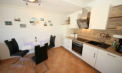 komplett ausgestattete Küchenzeile mit Spülmaschine, Cerankochfeld, Backofen, Kühlschrank mit Gefrierfach, Kaffeemaschine und diverese Küchenhelfer