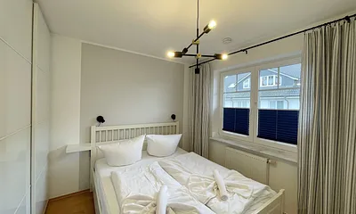 Schlafzimmer mit Doppelbett (1,60 m x 2,00 m) sowie Schwebetürenschrank