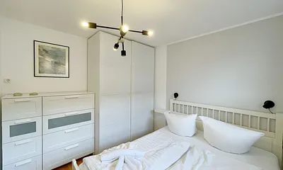 Schlafzimmer mit Doppelbett (1,60 m x 2,00 m) sowie Schwebetürenschrank