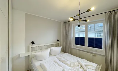 Schlafzimmer mit Doppelbett (1,60 m x 2,00 m) sowie Schwebetürenschrank