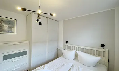 Schlafzimmer mit Doppelbett (1,60 m x 2,00 m) sowie Schwebetürenschrank