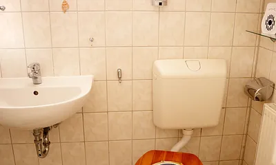 kleines Bad mit Dusche