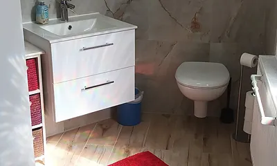 Bad mit Dusche und WC