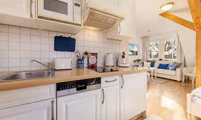 Die Küchenzeile bietet SENSEO Kaffeepadmaschine, Filterkaffeemaschine, Wasserkocher, Toaster, Geschirr, Töpfe, Besteck etc.