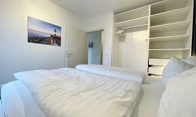 Schlafzimmer mit Doppelbett (1,80 m x 2,00 m), Wand-Nachttischlampen, verstellbare Lattenroste, Insektenschutzgitter sowie geräumiger und offener Kleiderschrank