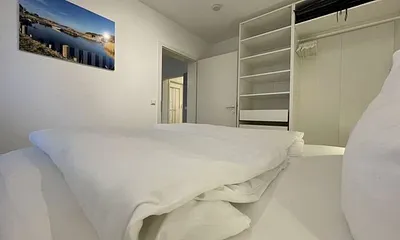 Schlafzimmer mit Doppelbett (1,80 m x 2,00 m), Wand-Nachttischlampe, verstellbare Lattenroste, Insektenschutzgitter sowie ein geräumiger und offener Kleiderschrank