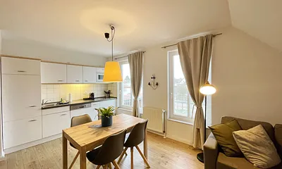 Einbauküche mit Induktionsherd, Kühlschrank mit Gefrierfach, Mikrowelle, Geschirrspüler, Filter-Kaffeemaschine, Nespresso-Kapselmaschine, Wasserkocher, Toaster, Messerblock sowie viele Kochutensilien