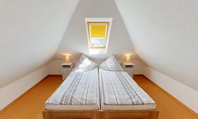 Schlafzimmer mit zwei Einzelbetten (je 0,90 m x 2,00 m),die auch zu einem Doppelbett verschoben werden können,verstellbare Lattenroste, 2 Nachttischablagen mit Leseleuchten und ein Kleiderschrank 