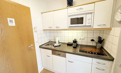 üchenzeile mit Induktionsherd, Kühlschrank mit Gefrierfach, Mikrowelle, Geschirrspüler, Filter-Kaffeemaschine, Nespresso-Kapselmaschine, Wasserkocher, Toaster, Messerblock sowie viele Kochutensilien
