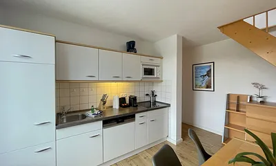 moderne Einbauküche mit Induktionsherd, Kühlschrank mit Gefrierfach, Mikrowelle, Geschirrspüler, Filter-Kaffeemaschine, Nespresso-Kapselmaschine, Wasserkocher, Toaster & Messerblock