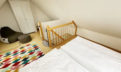 Schlafzimmer mit Doppelbett (1,60 m x 2,00 m), Wand-Nachttischlampe, verstellbare Lattenroste, Insektenschutzgitter sowie ein geräumiger Kleiderschrank