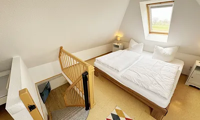 Schlafzimmer mit Doppelbett (1,60 m x 2,00 m), Wand-Nachttischlampe, verstellbare Lattenroste, Insektenschutzgitter sowie ein geräumiger Kleiderschrank