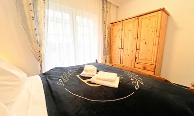 Schlafzimmer mit Doppelbett