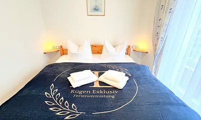 Schlafzimmer mit Doppelbett