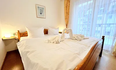 Schlafzimmer mit Doppelbett