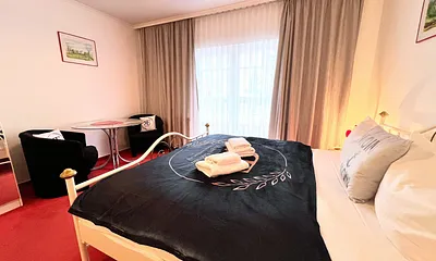 Wohnbereich mit Doppelbett und Küche