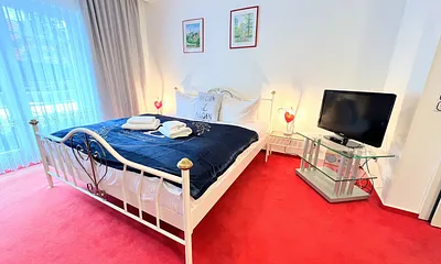 Wohnbereich mit Doppelbett und Küche