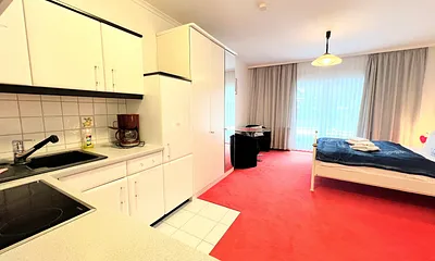 Wohnbereich mit Doppelbett und Küche