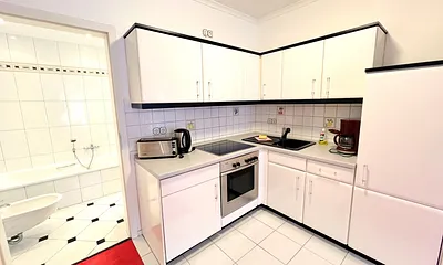 Wohnbereich mit Doppelbett und Küche