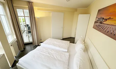 Schlafzimmer mit Kleiderschrank