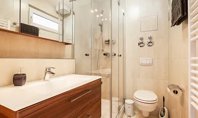 Bad mit Dusche und WC