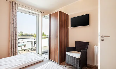 Schlafzimmer mit Zugang zum Balkon