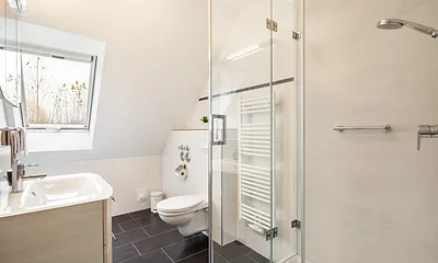 Badezimmer mit Dusche und WC