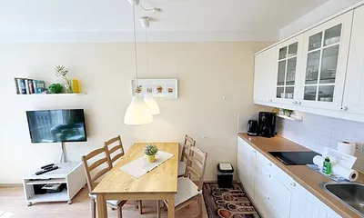 Esstisch und Stühlen