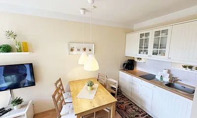 Esstisch und Stühlen