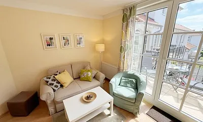 geräumiger Wohnbereich mit Couch (Aufbettungsmöglichkeit für 3. Person – 1,20 m x 1,96 m), Sessel, Couchtisch, Leselampe, Flachbild-TV sowie eine Mini-Stereoanlage mit CD und DVD-Player