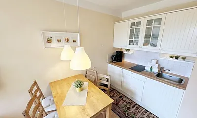 Esstisch und Stühlen