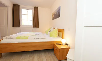 Schlafzimmer mit Doppelbett (1,80 m x 2,00 m), verstellbare Lattenroste, Nachttischkonsolen, Kleiderschrank und einem Flachbild-TV