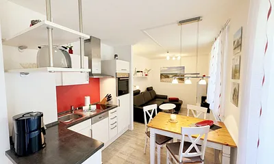 Küchenzeile mit Backofen, 2 Zonen-Ceranfeld, Spülmaschine, Kühlschrank mit Gefrierfach, Kaffeemaschine, Wasserkocher, Toaster und praktischen Kochutensilien