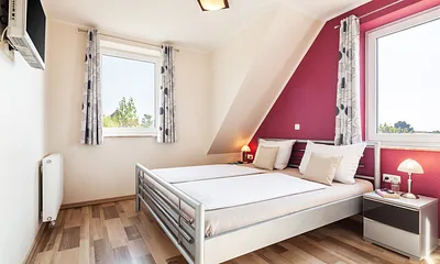 1. Schlafzimmer mit TV