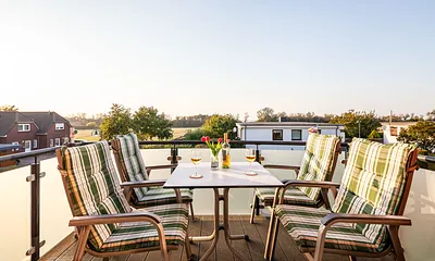 Balkon im Hintergrund die Ostsee
