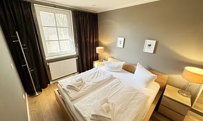 Schlafzimmer mit komfortablem Doppelbett (1,80 m x 2,00 m) und einem Einbauschrank