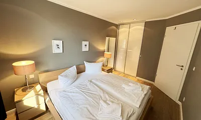 Schlafzimmer mit komfortablem Doppelbett (1,80 m x 2,00 m) und einem Einbauschrank