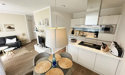 offene Küche mit Kochinsel, Induktionsherd, Backofen, Mikrowelle, Senseo Padmaschine, Kühlschrank mit Gefrierfach und anderen praktischen Helfern