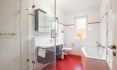 Bad mit Dusche, Badewanne und WC