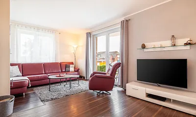 Wohnraum mit Zugang zur großen Terrasse