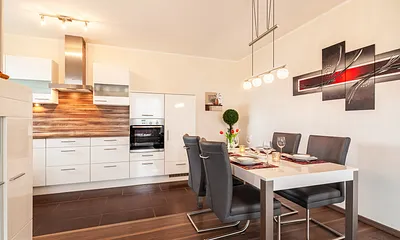 Esstisch mit Küchenbereich