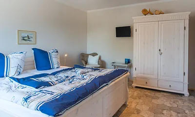 großzügiges Schlafzimmer mit erhöhten Betten, Insektenschutz, Verdunklungsgardinen