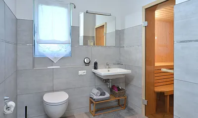 Duschbad mit ebenerdiger Dusche und Sauna im 1.OG