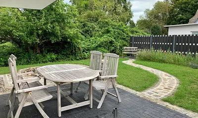 Terrasse mit Bestuhlung und Garten