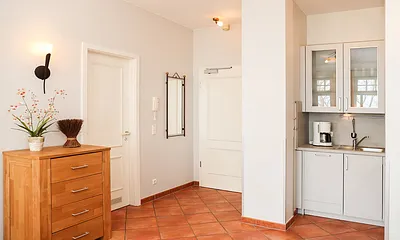 Links Eingangstür, rechts Küche