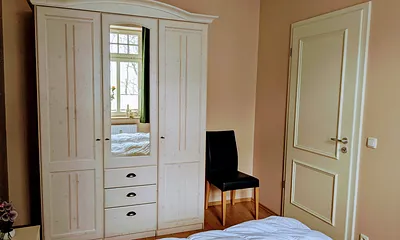 rechts von der Tür im Schlafzimmer an der Wand ein TV Gerät