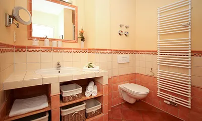 Badezimmer mit Waschtisch und Kosmetik-/Rasierspiegel