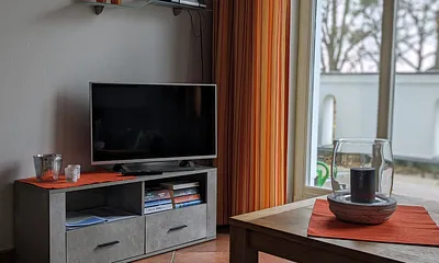 TV, Radio, kleine Bibliothek, Tür zur Terrasse