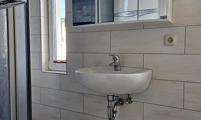 Bad mit Dusche und WC