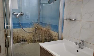 Bad mit Dusche und WC